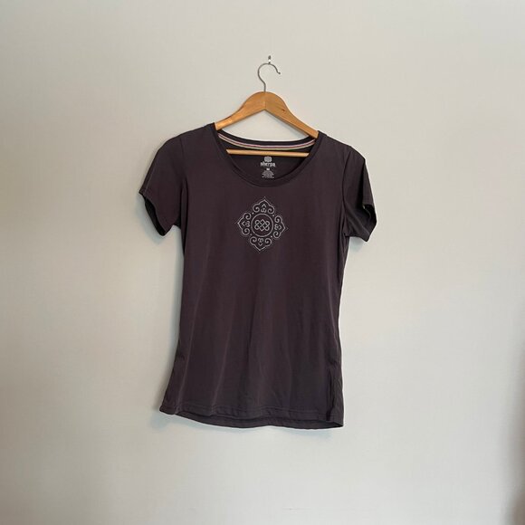 NWT. Sherpa Adventure Gear. T-Shirt. Dark Grey Color. Size M. Womens. - Picture 2 of 6